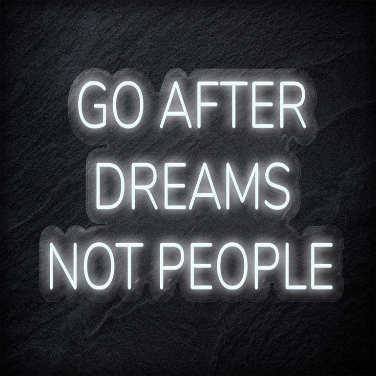 "Go After Dreams Not People" LED Neon Schriftzug - NEONEVERGLOW