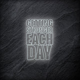 "Getting Stronger Each Day" LED Neonschild - NEONEVERGLOW