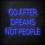 "Go After Dreams Not People" LED Neon Schriftzug - NEONEVERGLOW