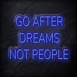 "Go After Dreams Not People" LED Neon Schriftzug - NEONEVERGLOW