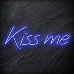 "Kiss Me" LED Neon Schriftzug Sign - NEONEVERGLOW